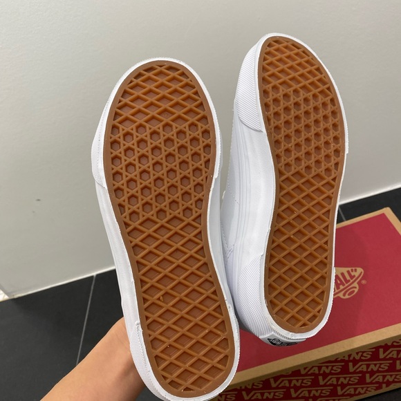Vans- Seldan Sneaker- All White-Low-Top- Big Kids (4Y) (Woman’s size 5.)-NEW! - Picture 7 of 13